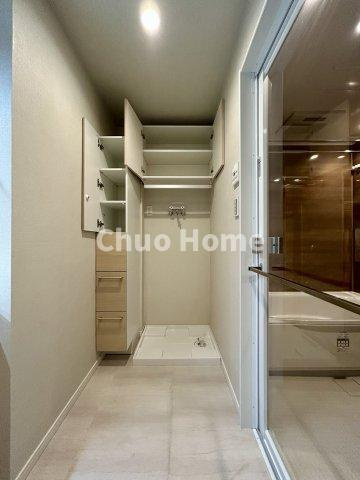 プラウドタワー東雲キャナルコートのランドリースペース|【ランドリースペース】担当者がスケールを持ち歩いておりますので、ご見学時には現在お使いの洗濯機などがきちんと収まるかなどもチェックして下さい。見学前に測っておくと非常に便利だと思います。