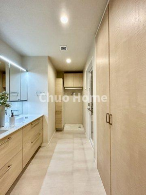 【脱衣所】 | プラウドタワー東雲キャナルコート | 【洗面所】明るい洗面所は朝をすっきりさせてくれる空間です。バタバタしている忙しい朝でも収納が多い洗面台では短い時間で効率良く支度ができます。