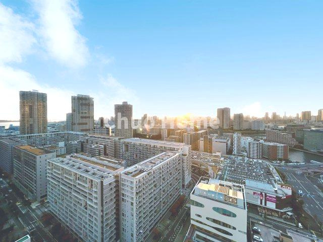 プラウドタワー東雲キャナルコートの展望|手を伸ばせば、ふれることが出来そうな環境が、そのままインテリアになったような印象です。その豊かな眺望にふさわしい空間には、通風・採光にも優れ、心地よい光と風があふれています