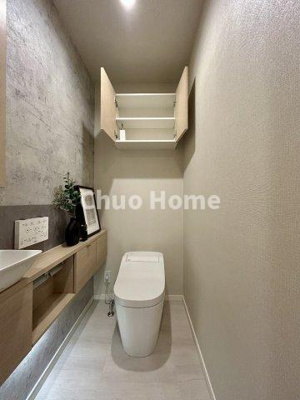 【トイレ】 | プラウドタワー東雲キャナルコート | 【トイレ】 収納スペースをしっかりと確保した温水洗浄便座機能付きトイレ。温水洗浄便座は清潔にお使いいただくための大切なアイテムです。