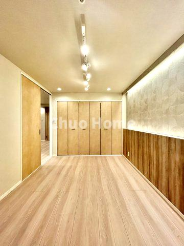 プラウドタワー東雲キャナルコートの洋室|【洋室】快適に過ごす条件は、一人ひとり違います。だからこそ飾り過ぎないシンプルな内装と偏り過ぎないデザインで統一しております。居住していく中でオーナー様だけの【マイホーム】に創り上げて下さい