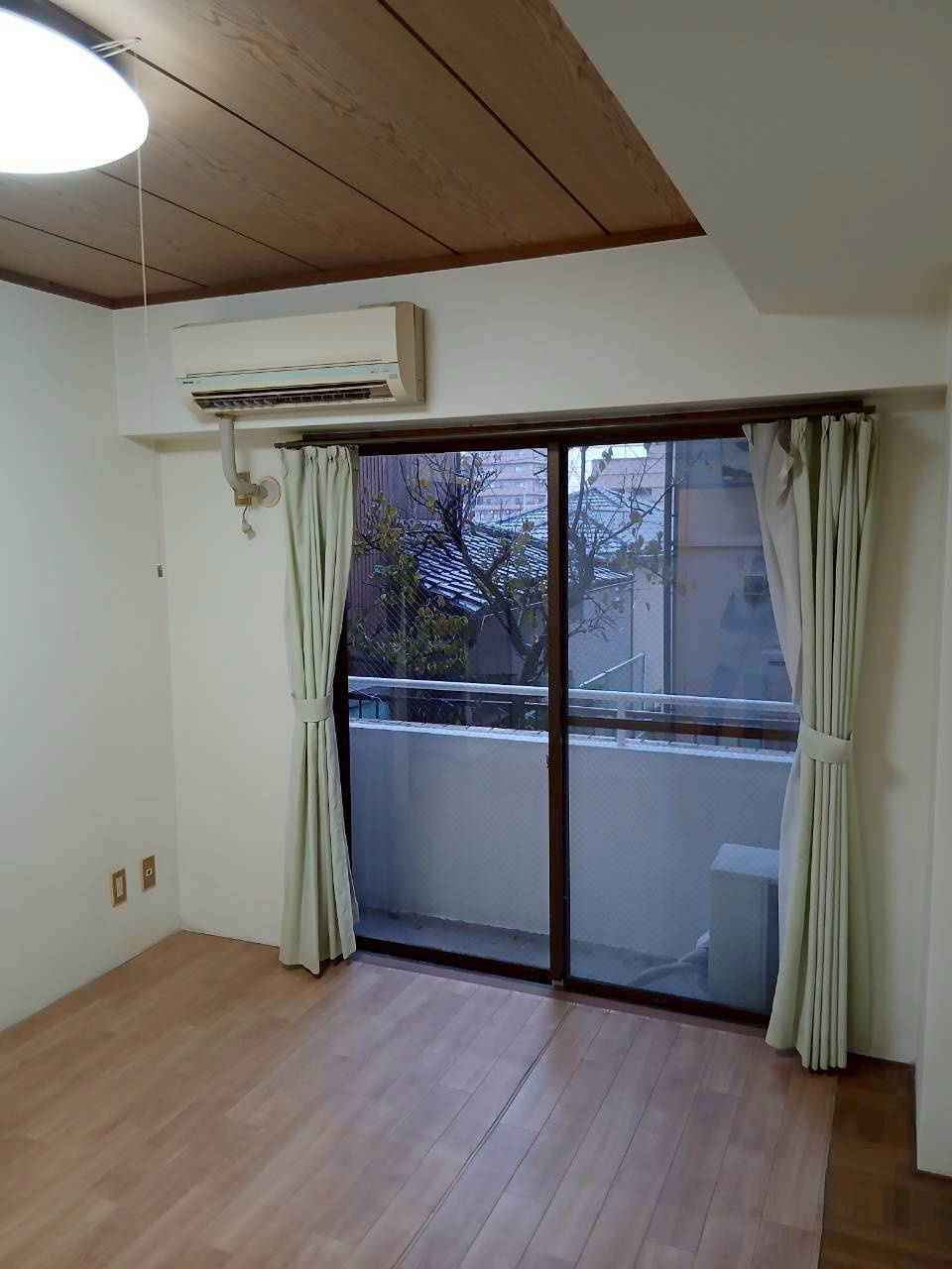 明るい洋室です