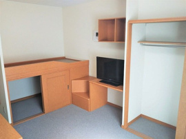 落ち着いた色調の寝室です