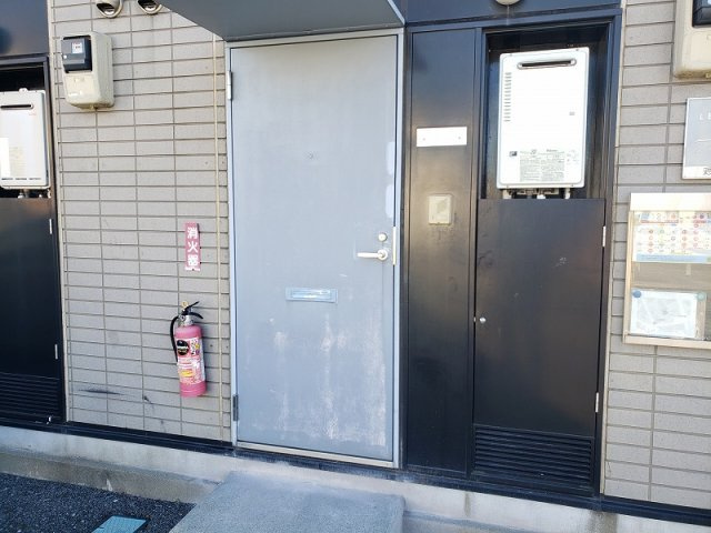 レオパレス彩参番館の玄関