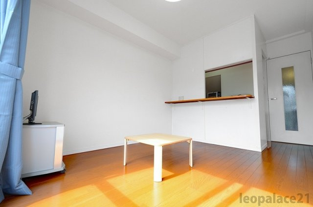 レオパレス彩参番館の居間・リビング