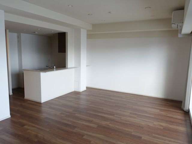 新潟市中央区米山３丁目の賃貸マンションの居間・リビング