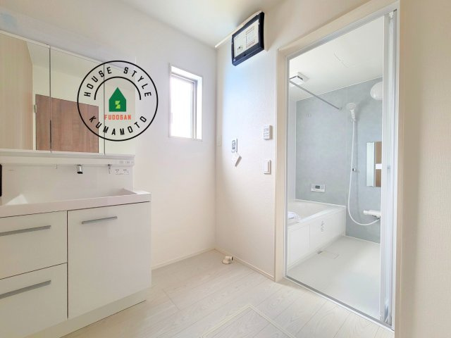 菊池郡大津町大字下町第4-2棟(7号棟)の内観：施工例|ゆとりの洗面スペースで朝の身支度もスムーズに。暮らしを快適に変えるシャワー付洗面台です！