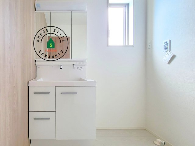 菊池郡大津町大字下町第4-2棟(7号棟)の内観：施工例|毎日使うものだから清潔な空間を保ちたい水回り。洗面にはそんな願いを解消させてくれる収納アイデアが満載です。三面鏡の裏側にはキャビネットが現れ小物から背の高い物まで収納できます。