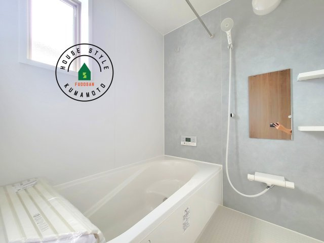 菊池郡大津町大字下町第4-2棟(7号棟)の内観：施工例|ウ窓もあるので換気も安心ですね。同社仕様。1日の疲れを癒してくれる広々バスルーム。雨の日のお洗濯にも大活躍な浴室乾燥機付です！