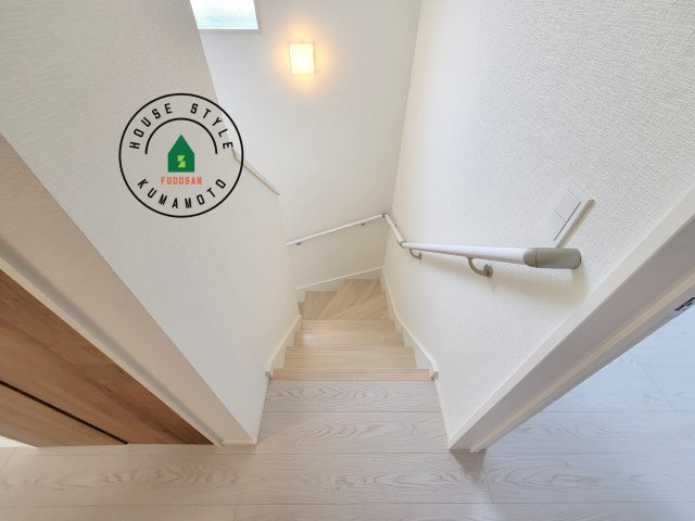 菊池郡大津町大字下町第4-2棟(7号棟)の内観：施工例|階段からも明るい光が入ります。採光や通風も階段の重要な役割です。