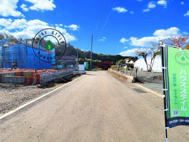 菊池郡大津町大字下町第4-2棟(7号棟)の前面道路含む現地写真|前面道路は閑静な住宅地をはしる車通りの少ない道路。お車の出し入れが苦手なママや小さなお子様にも安心ですね。しっかり舗装もされているので、ベビーカーや自転車で通っても快適に通行できます。