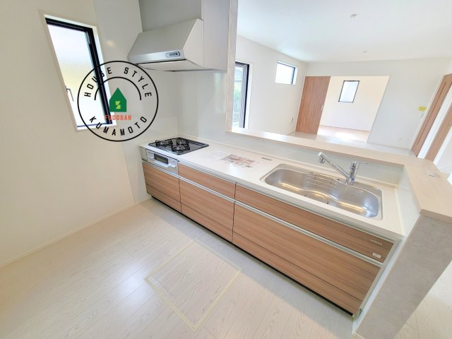 菊池郡大津町大字下町第4-2棟(7号棟)の内観：施工例|ご家族を近くに感じられる対面キッチンのLDK。会話もはずみそうですね。