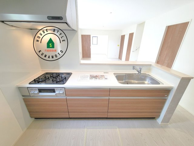 菊池郡大津町大字下町第4-2棟(7号棟)の内観：施工例|ダイニングテーブルへの配膳がラクラク、お料理はかどるカウンター付きシステムキッチン！