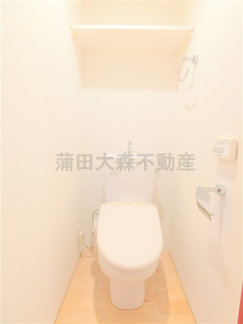 MODULOR馬込のトイレ|棚と温水洗浄便座付きのトイレ