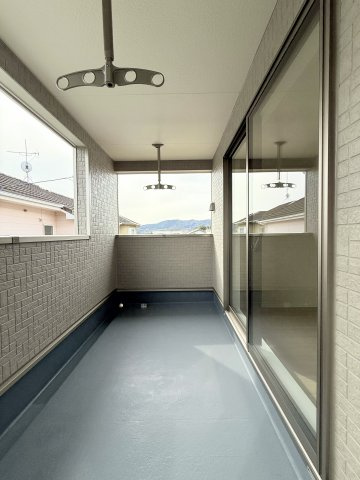 浜名区引佐町金指　第一　全3棟　１号棟のバルコニー|インナーバルコニーで急な雨で洗濯物が濡れてしまうのを防げたり、強い日差しからお洗濯ものを守ってくれそうですね♪