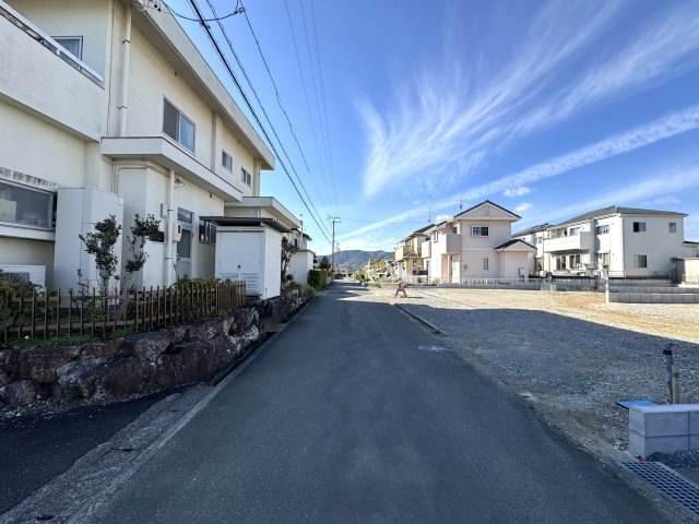 浜名区引佐町金指　第一　全3棟　１号棟の前面道路含む現地写真|メインの通りから中に入った場所になるのでほとんど車通りが無く、小さなお子様がいても安心です。
