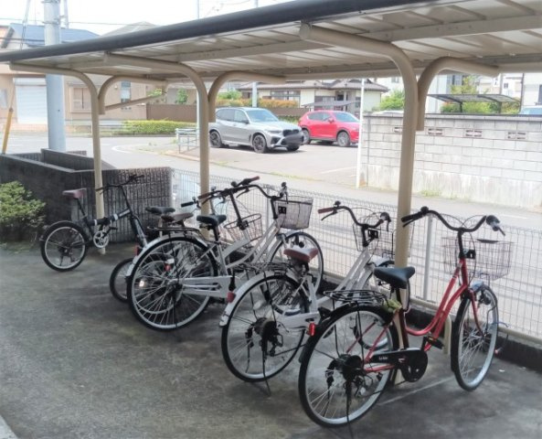 レオパレスブルファーニのその他|屋根付き駐輪場完備