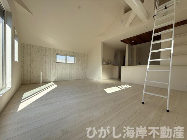 茅ヶ崎市松が丘２丁目　新築戸建　全2棟の居間・リビング|20.3帖　勾配天井のLDK