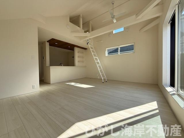 茅ヶ崎市松が丘２丁目　新築戸建　全2棟のダイニング|20.3帖　勾配天井のLDK