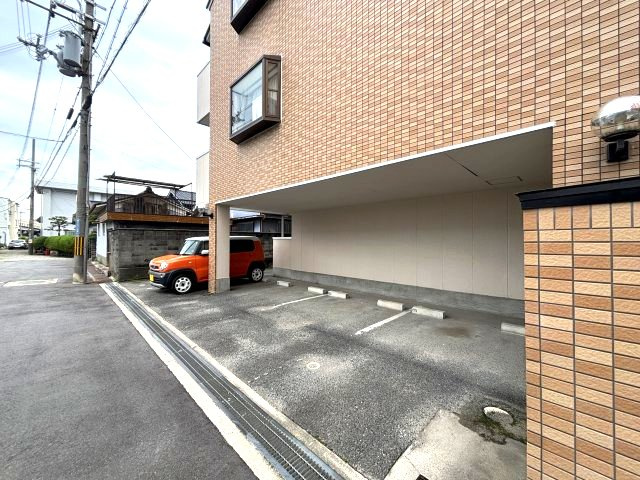 トレイズの駐車場