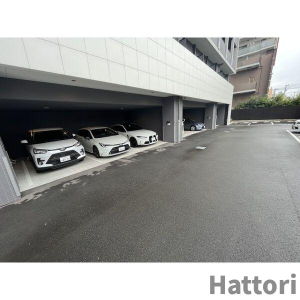 レジュールアッシュ塚本レジデンスの駐車場