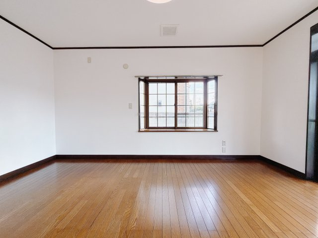 【中古戸建】前橋市関根町2丁目の居間・リビング|■リビング｜陽当たり良好のリビングダイニング♪賃貸では叶わなかった、お友達とのホームパーティや大音量で映画やテレビを楽しむことができます(*^^*)