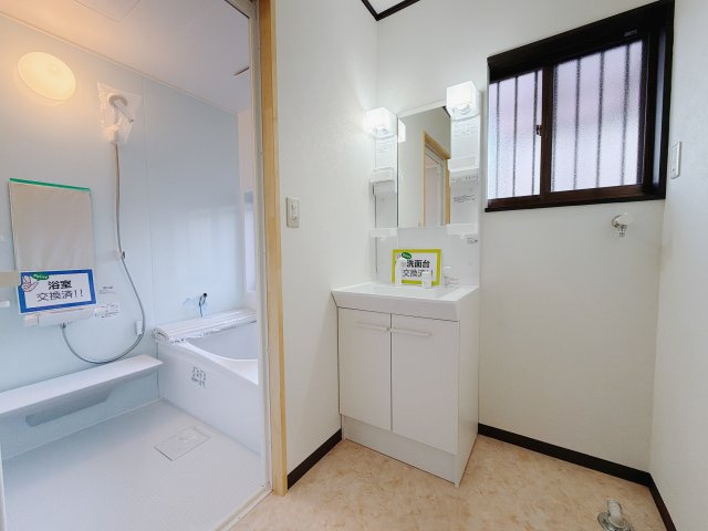 【中古戸建】前橋市関根町2丁目の独立洗面台|■洗面室｜大きな鏡で朝の身支度もラクラク♪毎日の忙しい準備が楽しくなる洗面所です(^^♪
