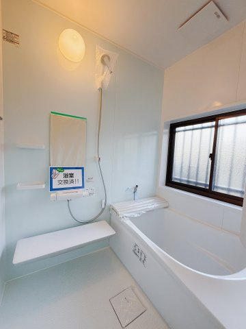 【中古戸建】前橋市関根町2丁目の浴室|■浴室｜ゆったり足を伸ばせるサイズの浴室(*＾＾*)　夜間のお洗濯や、雨の日のお洗濯に大活躍の浴室暖房乾燥機付き！お子さまとの入浴の際に嬉しいエコベンチ浴槽付きです♪