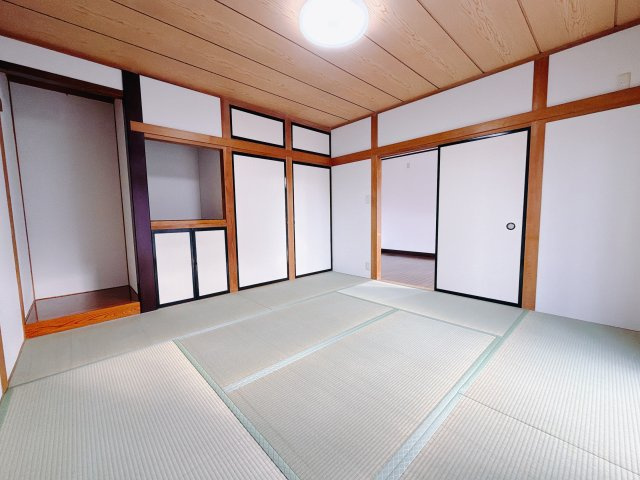 【中古戸建】前橋市関根町2丁目の和室|■1階和室｜意外と場所をとるアイロンがけや、お洗濯物を畳むときにも広々と使うことができ、ちょっと一休みしたいとき、すぐに横になれるのも魅力です♪