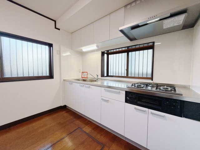 【中古戸建】前橋市関根町2丁目のキッチン|■キッチン｜ワークトップの幅が広く、お子様といっしょにお料理をつくったり、ちょっとしたパーティーも楽しめます。フラットなのでお掃除がしやすいのもポイントです♪