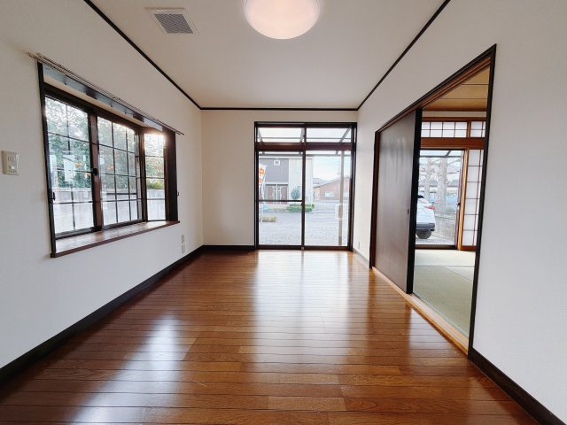 【中古戸建】前橋市関根町2丁目の居間・リビング|■リビング｜窓から射し込む陽射しが縦横に広がり、あたたかな空間を形作ります♪木目のきれいなフローリングとシンプルな壁紙は、一日中家に居ても飽きることなく過ごすことができる素敵な空間です♪