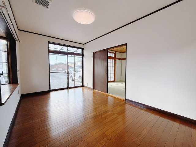 【中古戸建】前橋市関根町2丁目の居間・リビング|■リビング｜大きい窓からあたたかいたっぷりの光が入ります♪開放的な空間で毎日をもっと快適に(*＾＾*)