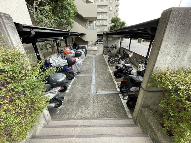 オークヒルズ香里弐番館の駐輪場