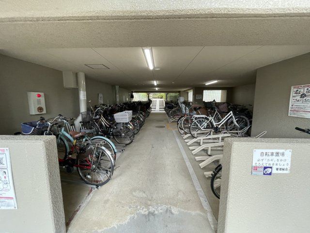 オークヒルズ香里弐番館の駐輪場