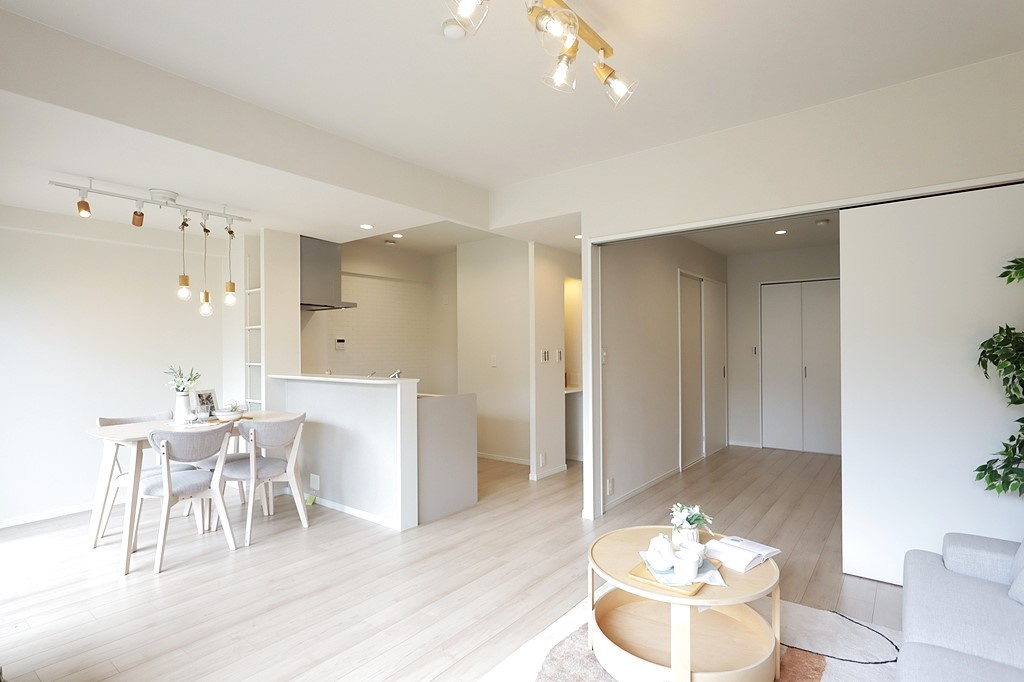 オークヒルズ香里弐番館の居間・リビング|こちらのリビングで趣味の時間をお楽しみください