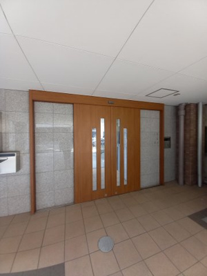 【エントランス】 | クィーンライフ玉津