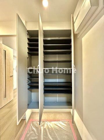 トーア浅草マンションの玄関|【玄関】玄関には大型のシューズクローゼットを設置しておりますのでいつでもスッキリりとした空間を保てます。玄関周りを清潔に使うのはとても大事なことですよね。