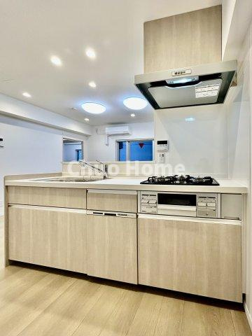 トーア浅草マンションのキッチン|ワイドで収納豊富なシステムキッチン・