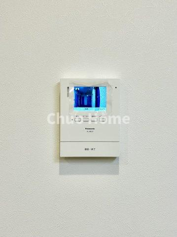 トーア浅草マンションのセキュリティ|【モニターホン】誰が来たかすぐにわかるカラーモニター付きインターホン。通話ボタンを押すまでは室内の音は漏れていませんので相手を確かめてから応対できます。