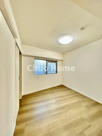 トーア浅草マンションの寝室|【寝室】心と体をゆったりと安らげる主寝室。寝室のゆとりが大きい分だけ、暮らしの安らぎは深まります。一日の疲れを癒すだけでなく、ご夫婦の親密な語らいを紡ぎ出します