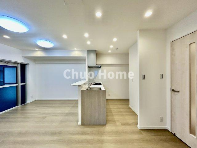 トーア浅草マンションのキッチン|視界に広がりを生むオープンなキッチン。料理や片付けをしながら、家族との会話を楽しんだり、リビングで遊ぶ子どもを見守れます。ご見学時には家具の配置などもイメージしながらぜひご覧になって見て下さい。