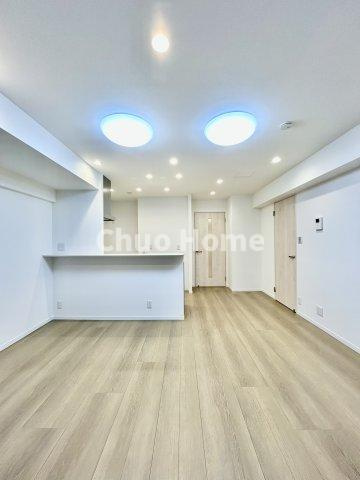 トーア浅草マンションの居間・リビング|【リビングダイニング】一日の中で多くの時間を過すことになるリビングダイニングだからこそ、いつも穏やかな空間であることが必然。爽やかな通風と採光を存分に感じる事が出来る空間です。