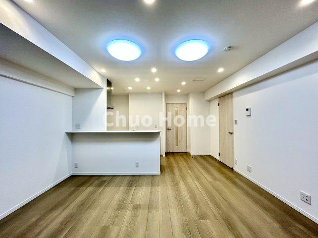 トーア浅草マンションのダイニング|【ダイニング】忙しい朝でも、しっかり家族が揃って食事をして頂けるゆとりある大きさのダイニングスペース。奥様が作る手料理をカウンター越しに受けとって頂き、テーブルで囲む素敵な時間を存分に愉しんで下さい。