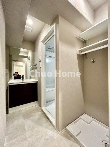 トーア浅草マンションのランドリースペース|【ランドリースペース】担当者がスケールを持ち歩いておりますので、ご見学時には現在お使いの洗濯機などがきちんと収まるかなどもチェックして下さい。見学前に測っておくと非常に便利だと思います。