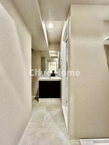 トーア浅草マンションの脱衣所|【洗面所】明るい洗面所は朝をすっきりさせてくれる空間です。バタバタしている忙しい朝でも収納が多い洗面台では短い時間で効率良く支度ができます。