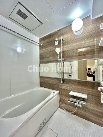 トーア浅草マンションの浴室|【バスルーム】暖房換気乾燥機付きシステムバスルーム。暖房・冷風・換気・乾燥など、毎日を快適に過ごせるうれしい機能が揃っています。雨の日の洗濯物も安心です。