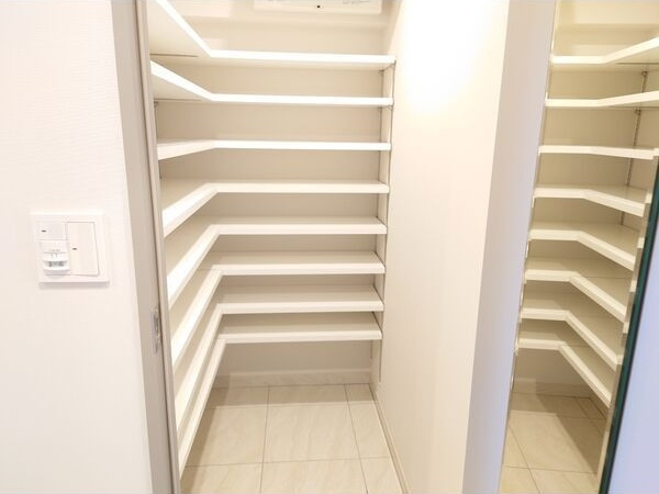 ローレルアイ名駅東の玄関