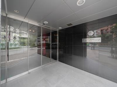渋谷区富ヶ谷２丁目の賃貸マンションのエントランス
