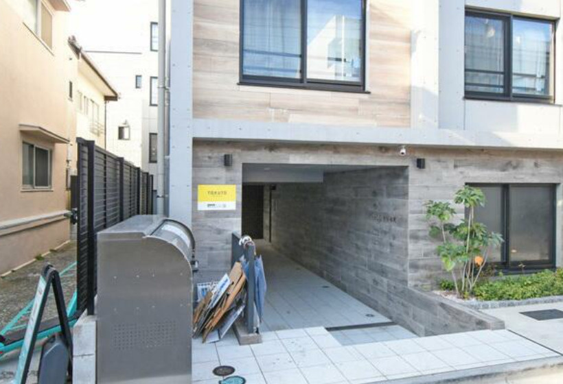 渋谷区本町６丁目の賃貸マンションのエントランス