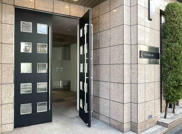 コンフォリア愛宕のエントランス